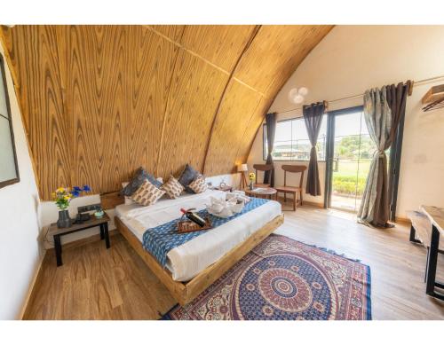 Panarpani Retreat Pachmarhiにあるベッド