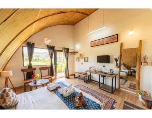 Panarpani Retreat Pachmarhiにあるテレビまたはエンターテインメントセンター