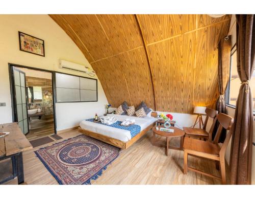 Panarpani Retreat Pachmarhiにあるベッド