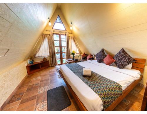 Panarpani Retreat Pachmarhiにあるベッド