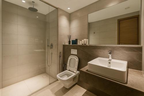 ein Badezimmer mit Waschbecken, Toilette und Dusche in der Unterkunft Nice Studio for rent at Jumeirah Village Circle Dubai in Sabkhah