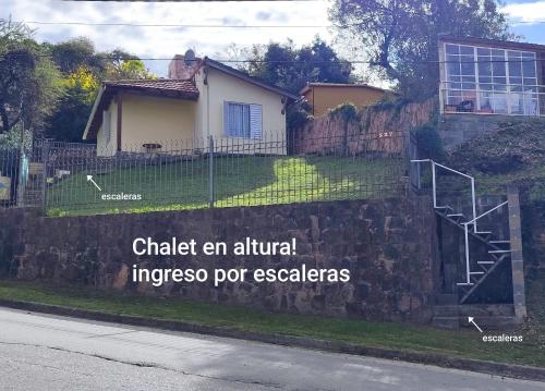 a sign on a wall in front of a house at La Rufina chalet serrano in Río Ceballos