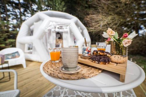- un plateau de nourriture et de boissons sur une table dans l'établissement Le Dôme, séjour sous les étoiles au bord du lac, à Prouilly