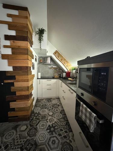 a kitchen with a stove and a microwave at Spirit Home in Klagenfurt