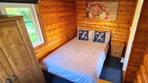 Postel nebo postele na pokoji v ubytování Cosy log cabin in Snowdonia 16
