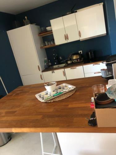 une cuisine avec une table avec un bol dessus dans l'établissement Palais du casino, à Palavas-les-Flots