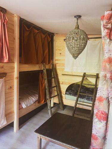 Cette chambre comprend 2 lits superposés et un lustre. dans l'établissement Dortoir dans la nature, à Chambonas