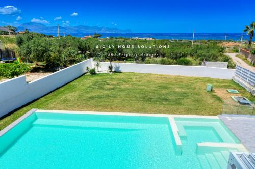 a swimming pool in the backyard of a house at Villa Stella con piscina privata 500 mt dal mare By Sicily Home Solutions in Trappeto