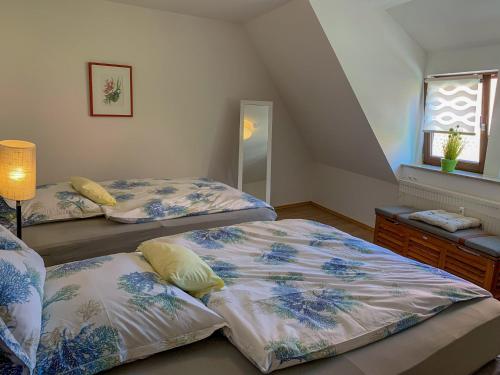a bedroom with two beds and a window at Apartment am historischen Rathaus in Michelstadt