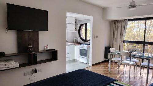 a kitchen and dining room with a table and chairs at Luminoso Ambiente, con cochera en lo mejor de La Perla in Mar del Plata