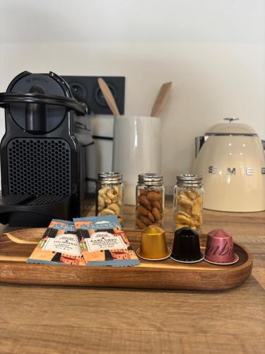 une planche à découper avec des noix et des bocaux sur un comptoir dans l'établissement Ideal Studio to visit Monaco, à Beausoleil