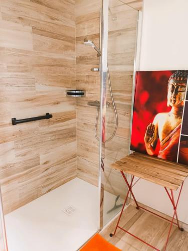 La salle de bains est pourvue d'une douche et d'une peinture murale. dans l'établissement Studio indépendant au coeur de Locmaria-Plouzané, à Loc-Maria-Plouzané