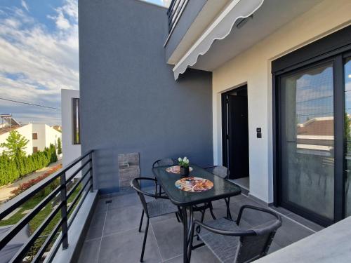 a patio with a table and chairs on a balcony at Aelia Blu 2 Maisonette in Ofrínion
