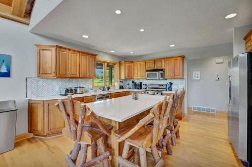 Η κουζίνα ή μικρή κουζίνα στο Renovated & Spacious Home Wood Fireplace Hot Tub