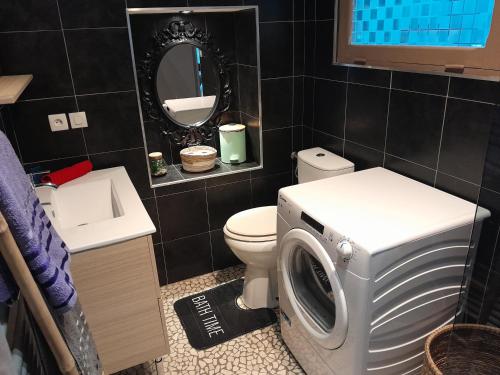 a small bathroom with a washing machine in it at Maison standing vacances professionnel in Givet