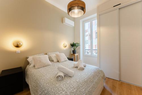 une chambre avec un lit avec des serviettes dessus dans l'établissement Ambiance cosy a la Niçoise, à Nice