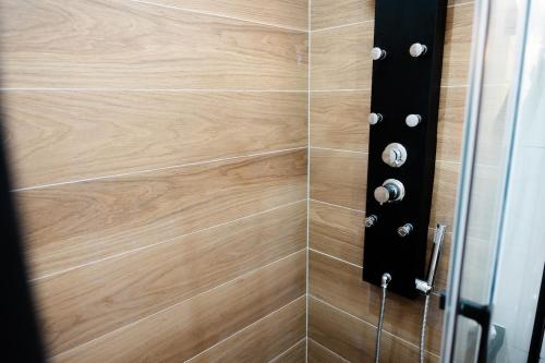 La salle de bains est pourvue d'une douche et d'un mur en bois. dans l'établissement Ambiance cosy a la Niçoise, à Nice