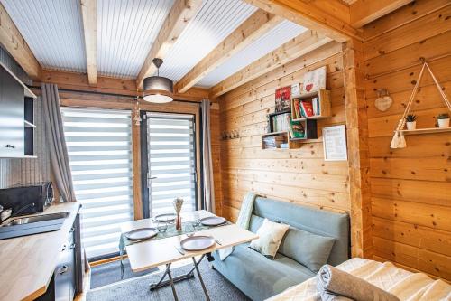 un salon avec un canapé et une table dans l'établissement Ambiance Bois & Charme Proche Lyon, à Saint-Genis-les-Ollières