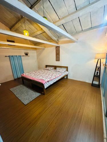 Postel nebo postele na pokoji v ubytování Deodar Village Homestay Devalsari