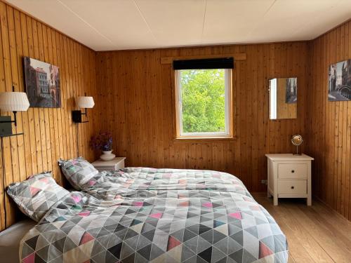a bedroom with a large bed and a window at Eskærhus på Tåsinge, tæt på Svendborg - Afdeling med egen indgang in Troense