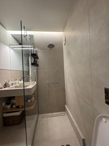 Nomadic life-Elegant Apartment by Athens Riviera