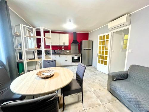 - une cuisine et une salle à manger avec une table et un canapé dans l'établissement La Maison de Rose, à Cassis