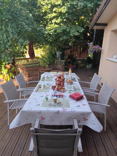 Una mesa preparada para una fiesta en una terraza. en LA BARAQUE, en Courtois-sur-Yonne