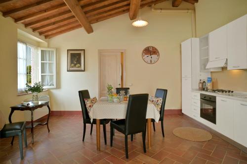 a kitchen and dining room with a table and chairs at Locanda Le Giunche in Guardistallo