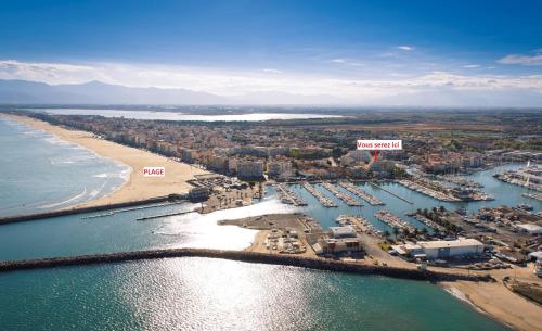 une vue aérienne d'un port et d'une plage dans l'établissement Panoramic view, Quiet, Modern, Wi-Fi, Parking, à Canet