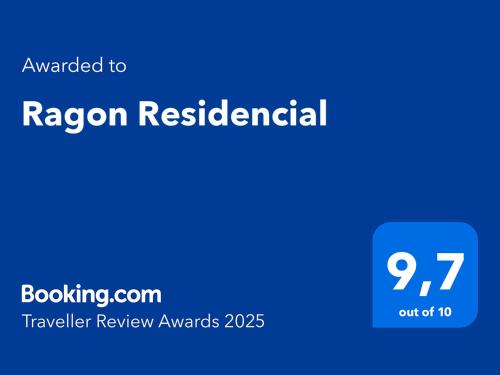 ein blaues Schild mit dem Text zu Ragon Wohn in der Unterkunft Ragon Residencial, 11 in Güéjar-Sierra
