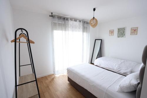 - une chambre avec un lit et une échelle à côté d'une fenêtre dans l'établissement Apartment 10 min from Disney, à Bussy-Saint-Georges