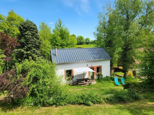 a small white house in the middle of a field at Moulin de Boudelogne in Villard