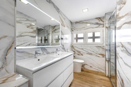 ein Badezimmer mit Waschbecken und Spiegel in der Unterkunft ALAY NEARBY BEaCH in Benalmádena