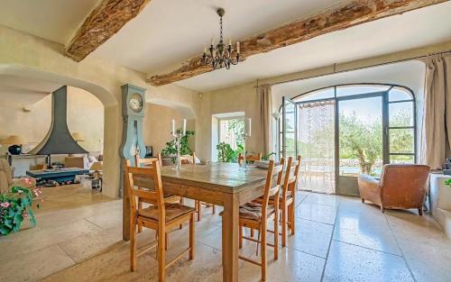 une salle à manger avec une table et des chaises en bois dans l'établissement Hameau de l'Esperelle, à Simiane-la-Rotonde