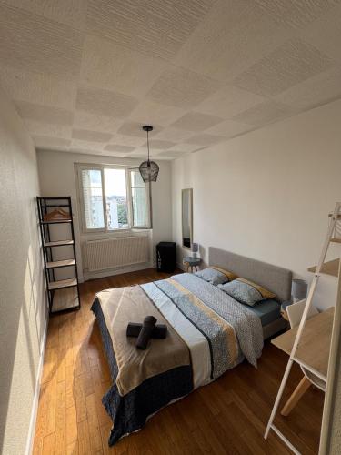 - une chambre avec un grand lit et une échelle dans l'établissement L auditorium - Parc des Expositions et Congrès, à Dijon