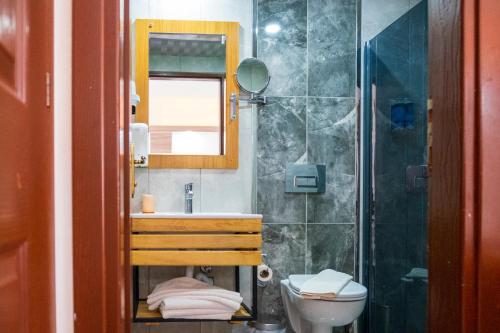 une salle de bain avec un lavabo, des toilettes et une douche dans l'établissement Margaritaotel, à Kumluca