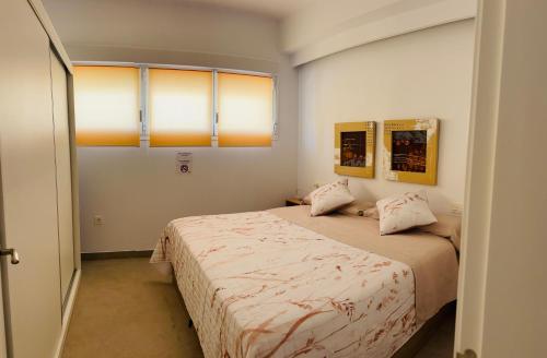 un dormitorio con una cama grande en una habitación en Portichuelo Majuelo, en Almuñécar