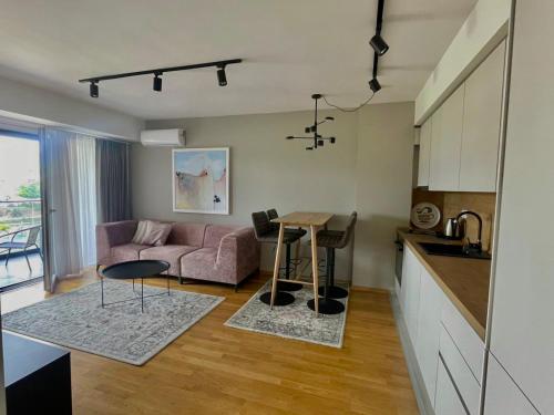 Posezení v ubytování Modern Apartment with Panoramic Views