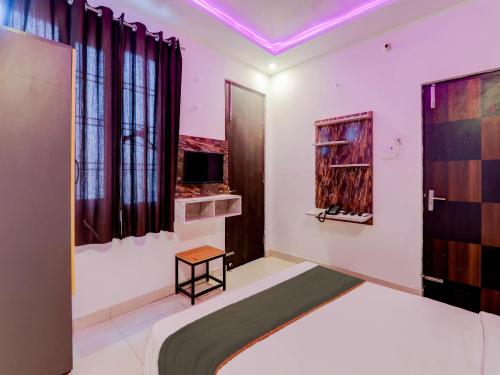 a room with a bed and a tv in it at Super Collection O Kiara Guest House in Lucknow