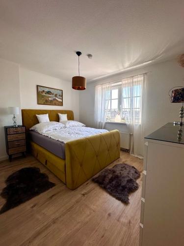 ブレーメンにあるSchön gelegene und gemütliche Ferienwohnung am Weseruferの大きなベッドと窓のある寝室