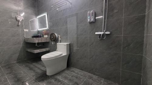 a bathroom with a toilet and a sink and a shower at Trang An by Linh Homestay in Nguyên Ngoại
