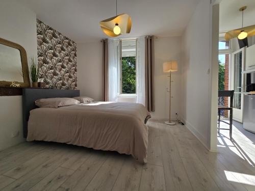 Charmant appartement chambre, cuisine et salle de bain avec balcon sur Jardin Massey