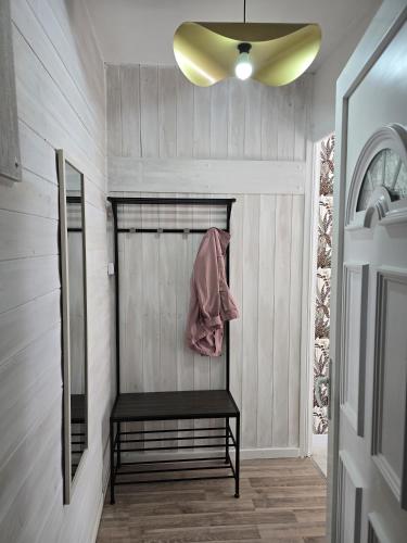 un couloir avec un banc et un plafond dans l'établissement Charmant appartement chambre, cuisine et salle de bain avec balcon sur Jardin Massey, à Tarbes