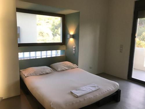 En eller flere senge i et værelse på Contemporary, spacious boutique beach house