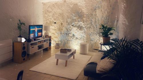 un salon avec un canapé et une télévision dans l'établissement 