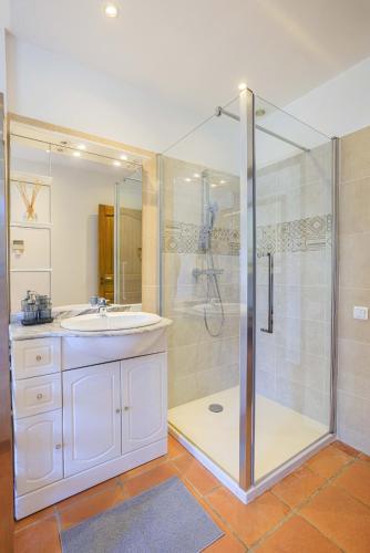 une salle de bain avec une douche en verre et un lavabo dans l'établissement Villa les Lilas, à La Colle-sur-Loup