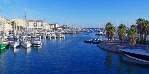 Superbe Appartement rénové à 150 mètres de la plage de Fréjus