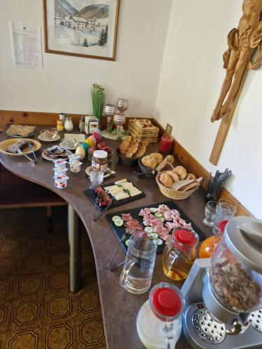 een tafel met veel eten erop bij Apartement Thekla, Prettau in Predoi