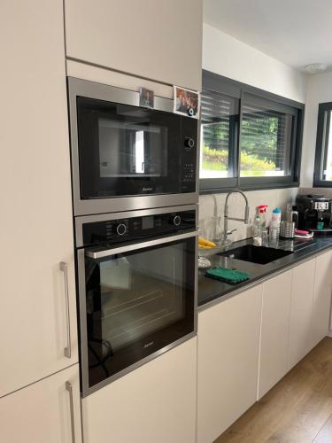 La cuisine est équipée d'un four micro-ondes et d'un évier. dans l'établissement Chambre privée Fer à cheval, à Toulouse