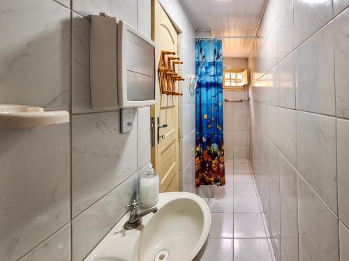 a bathroom with a sink and a toilet in it at Casa Mar Azul - Pé na areia de Praia azul in Pitimbu